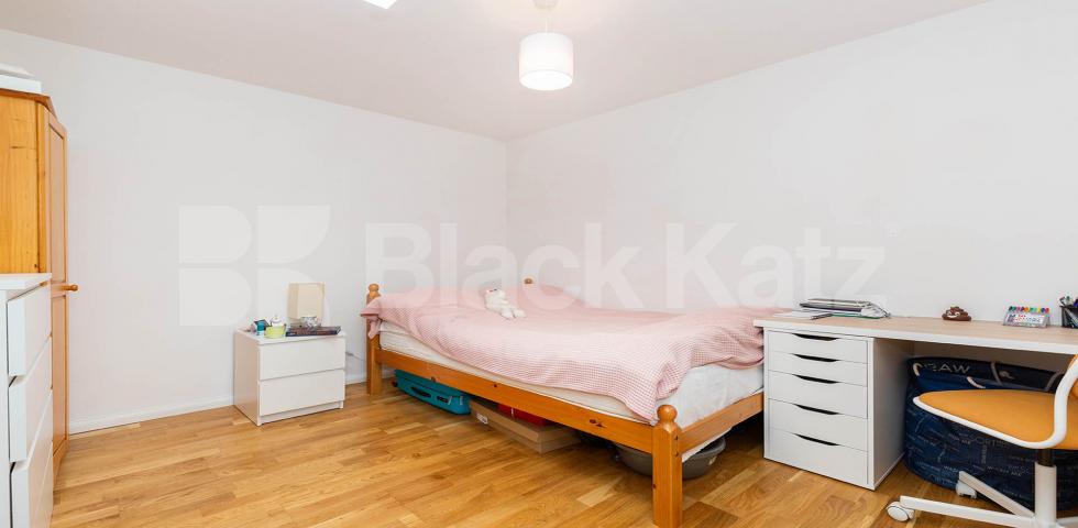 			INCLUDES GAS & ELECTRICITY, 2 Bedroom, 1 bath, 1 reception Apartment			 Hornsey Road, HOLLOWAY 